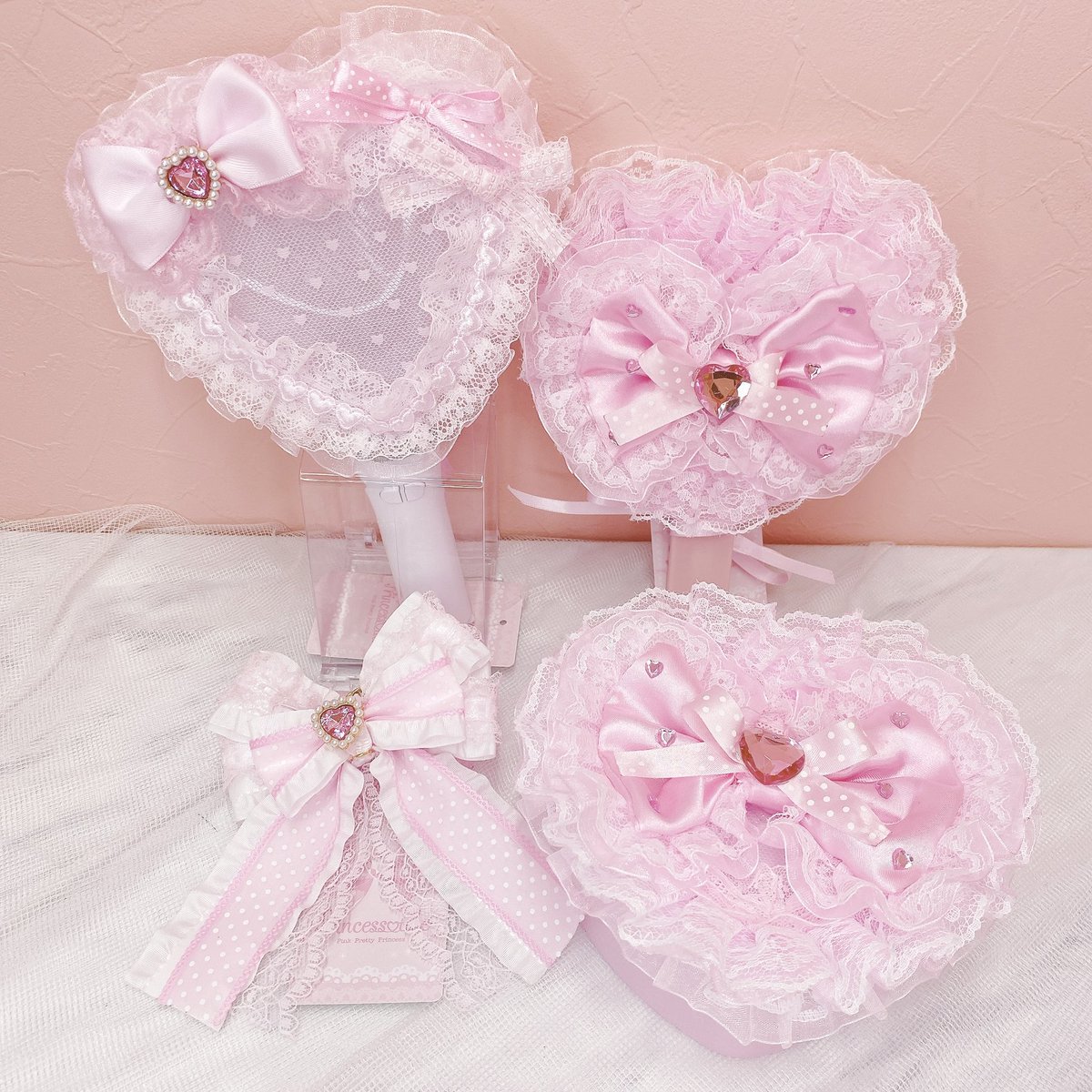Kawaii__Stars's tweet photo. Kawaii☆Stars SHOP💕原宿本店
カワスタ🍫バレンタイン💘

2月11日
♡ただ今の店舗状況です♡

Princesstaleさま

持っているだけでお姫様気分👑💖
たっぷりフリルにリボンでlovely🎀
ピンク色でいっぱいの💕
ペンライトにミラー🪞
トレカケースにポーチなど✨

あなたの日常をcuteに彩ります♡

通販ご希望の方は
ご希望の方は作品に⭕️をつけて 
DMまでお問い合わせください♡