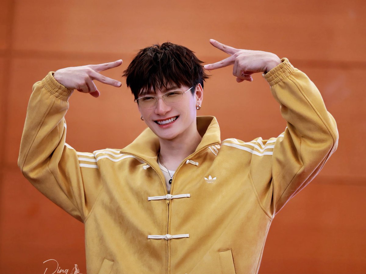 dingdang9205's tweet photo. 26.2.7  更新4P
拖延症刚开始修图😎
 #KristFSinShanghai
#KristPerawat https://t.co/ywRZjiYyjD