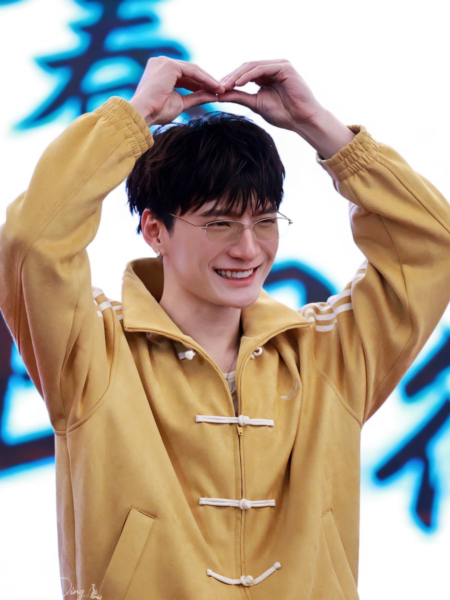dingdang9205's tweet photo. 26.2.7  更新4P
拖延症刚开始修图😎
 #KristFSinShanghai
#KristPerawat https://t.co/ywRZjiYyjD
