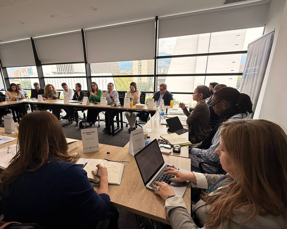 shokonoda's tweet photo. National frameworks enable, cities deliver.
With Medellin Mayor's office, discussed how efforts across multiple sectors are being aligned to advance #DurableSolutions for displaced persons.
Under #IDSF, @PnudColombia will support income generation efforts in Medellin. https://t.co/aHO1QmP1cj