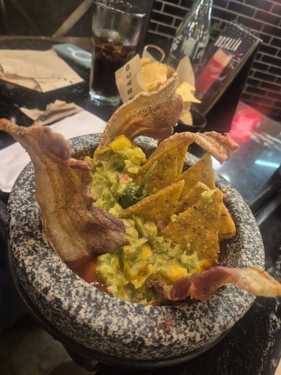 Guacamole, mango, chicharrón y nachos... 🤤🤤