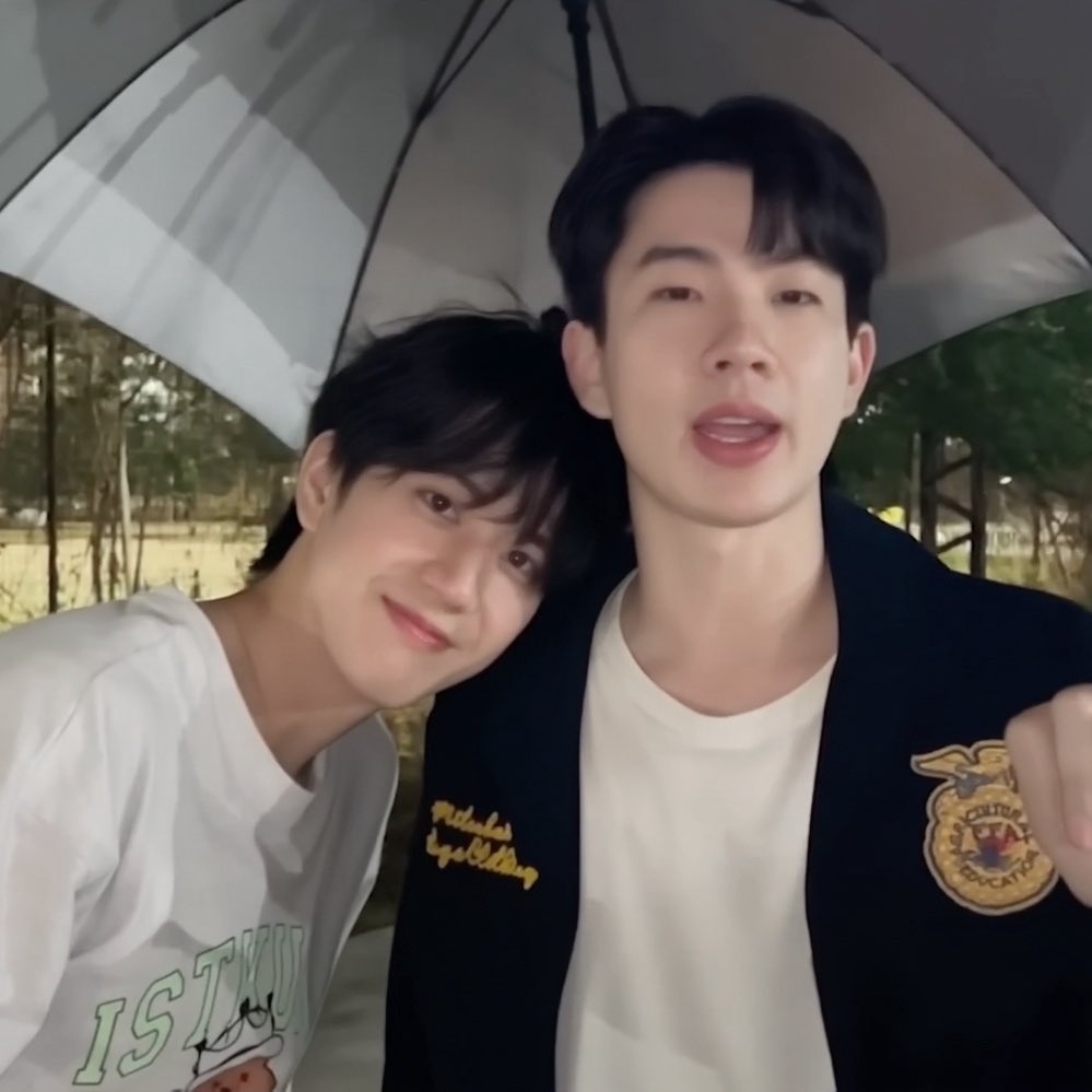 bellof0urthcard's tweet image. เด็กจิ๋วชอบอ้อนพี่ออฟนี่นา แหมะๆๆที่ไหล่เยย🤏🏻🤏🏻

✶ #sea_tawinan ✶