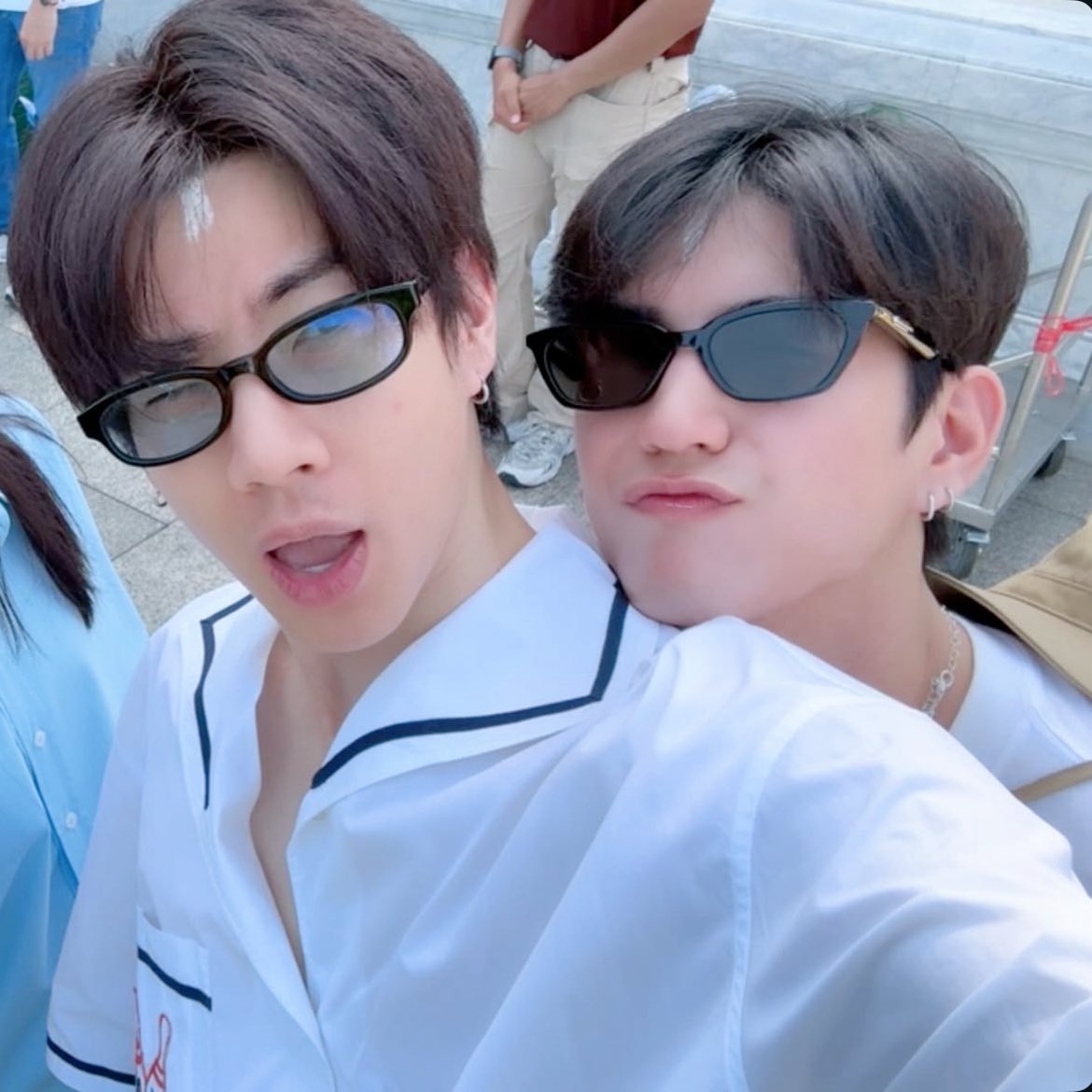 bellof0urthcard's tweet image. เด็กจิ๋วชอบอ้อนพี่ออฟนี่นา แหมะๆๆที่ไหล่เยย🤏🏻🤏🏻

✶ #sea_tawinan ✶