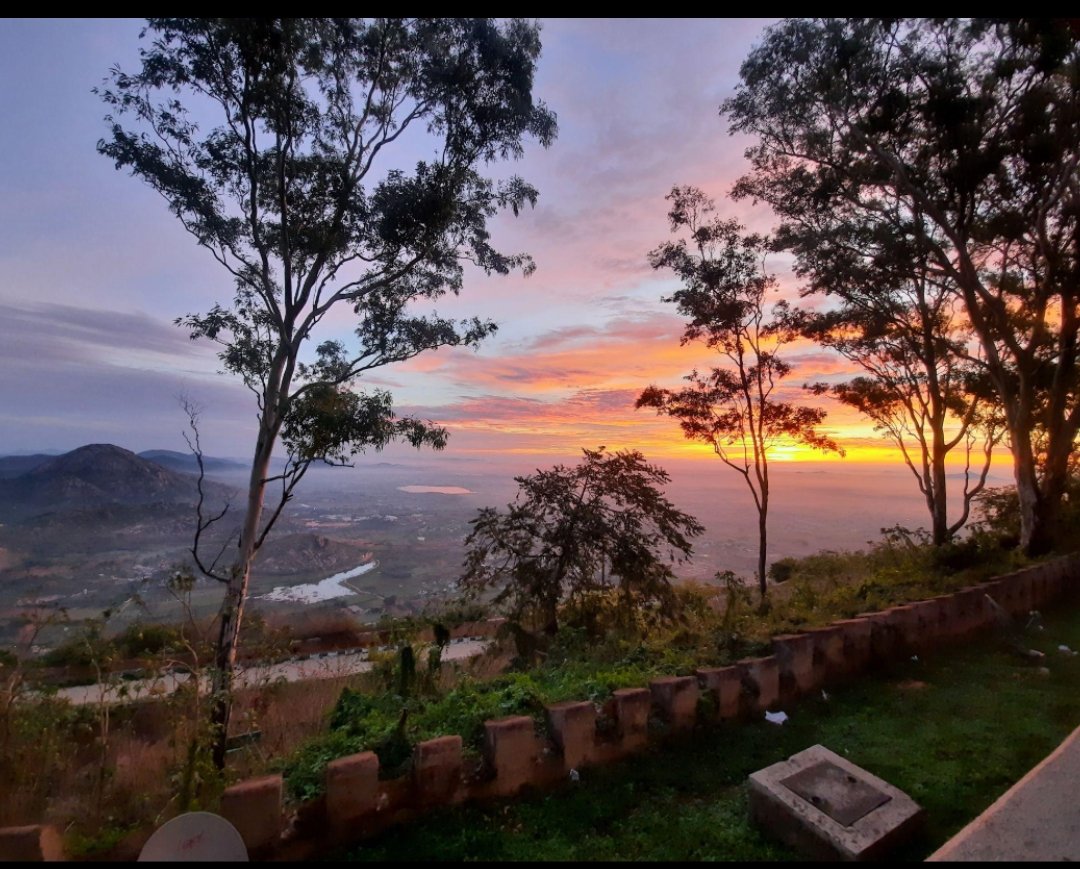 आज का दिन तुम्हारा है।
कल की गलती सिर्फ सीख थी, हार नहीं।
उठो, खुद पर भरोसा रखो
और ऐसा काम करो
कि शाम को खुद पर गर्व हो।
✨🔥
#MorningMotivation #GoodMorning #NewDay #SelfBelief #hindiquotes