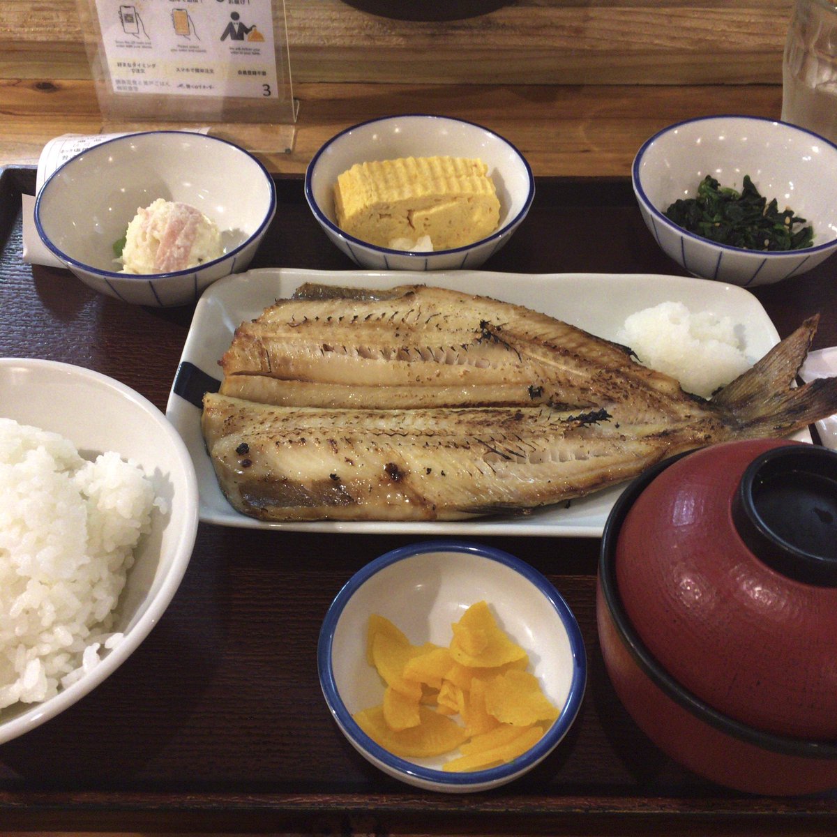 本日の
在廊前のランチは
しまほっけ
でした🐟

お腹いっぱいで
眠気が〜〜

わたくしの在廊は
13時半頃より。
閉廊の18時迄
おります。