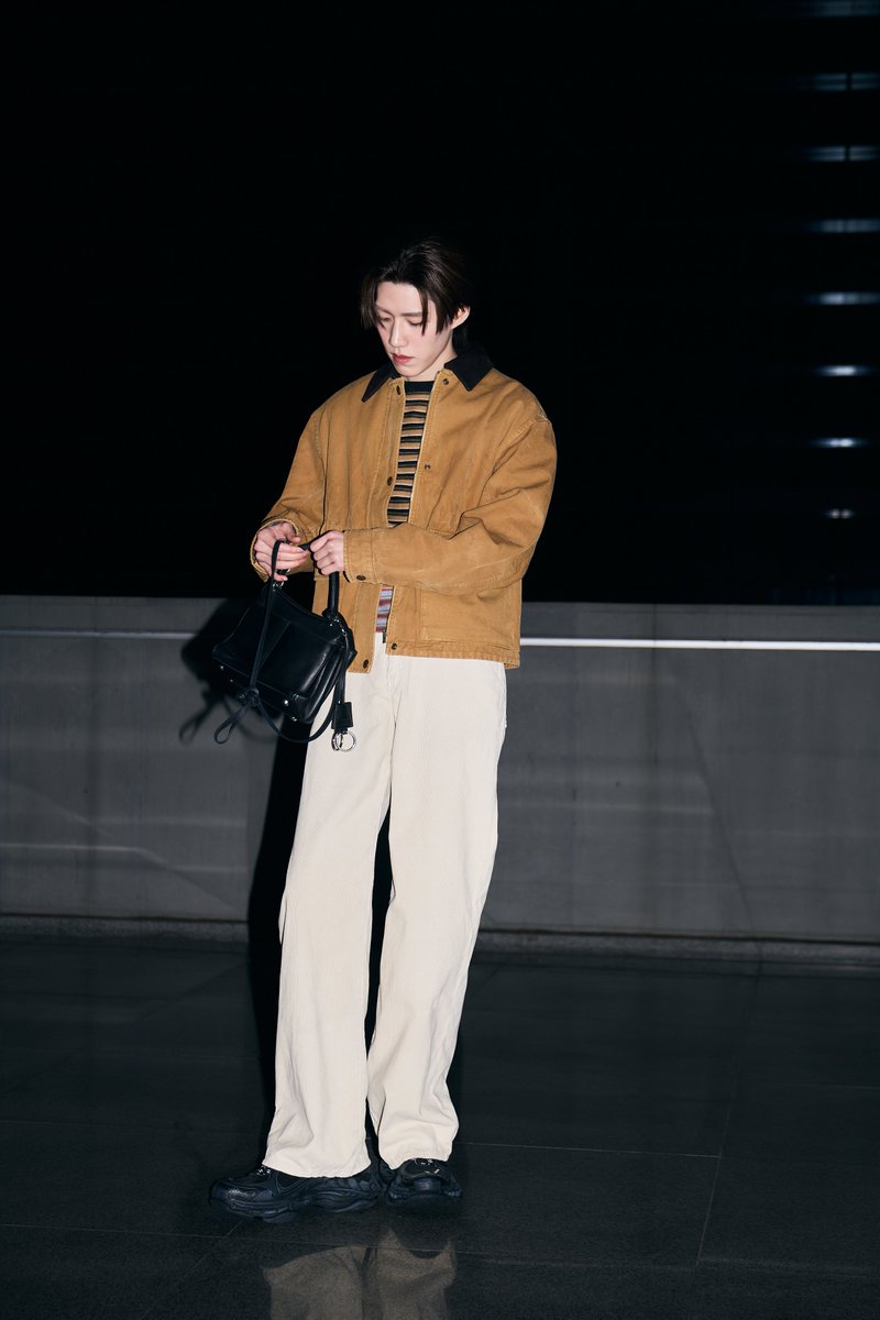 พีพี กฤษฏ์ อำนวยเดชกร แบรนด์แอมบาสเดอร์คนสำคัญของ Balenciaga ในโททัลลุคที่แมตช์กับสนีกเกอร์รุ่นล่าสุดของแบรนด์อย่าง Triple S.2 และกระเป๋ารุ่น Rodeo ระหว่างการปรากฏตัวครั้งล่าสุดของเขา

พีพีสวมสนีกเกอร์รุ่น Triple S.2 สีดำ/เทาเข้ม และถือกระเป๋าหนังลูกวัว สีดำรุ่น Rodeo Handbag