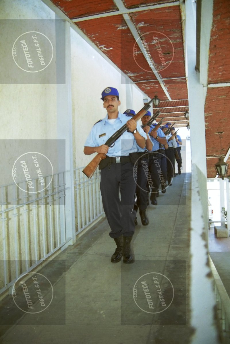 Elementos en sesión de adiestramiento en la academia municipal de policía, junio 2001.
Digitalización: Fototeca Digital San Pedro Tlaquepaque
Fotos: Col. Archivo Manuel Cambre 
#Tlaquepaque #TONALA #historia #foto #Guadalajara