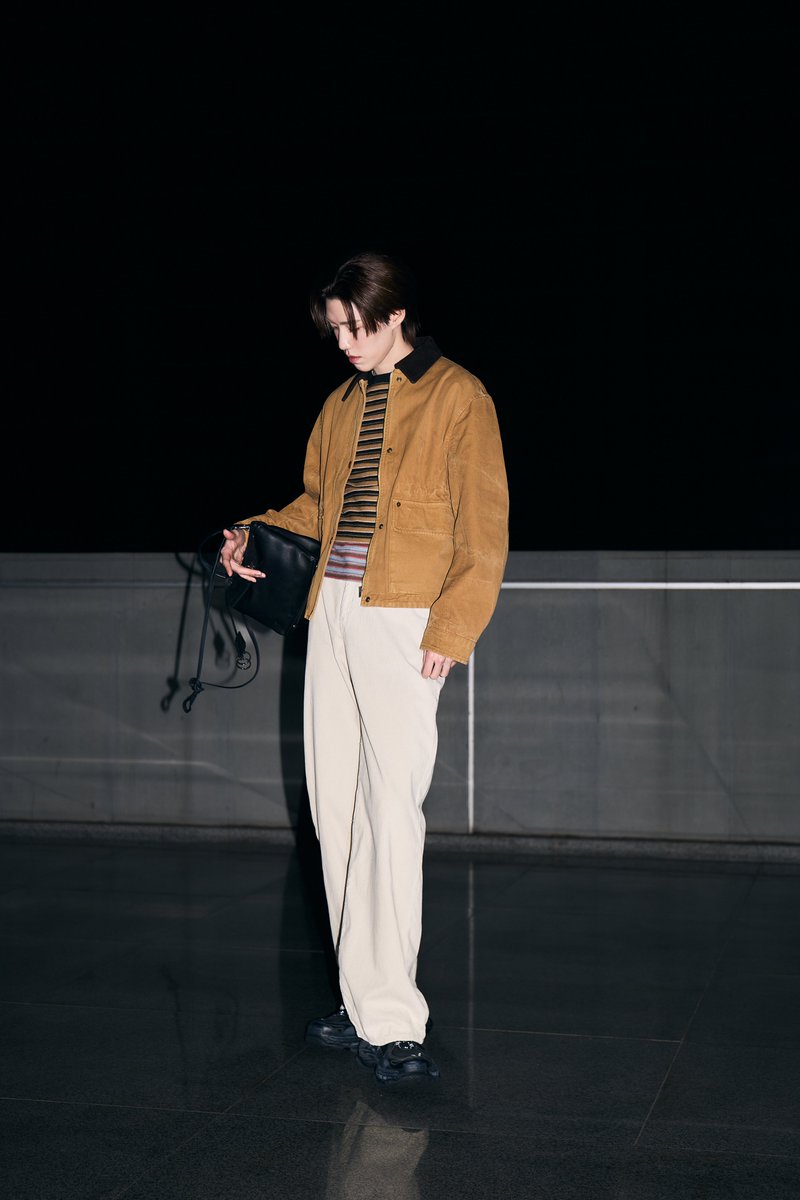 พีพี กฤษฏ์ อำนวยเดชกร แบรนด์แอมบาสเดอร์คนสำคัญของ Balenciaga ในโททัลลุคที่แมตช์กับสนีกเกอร์รุ่นล่าสุดของแบรนด์อย่าง Triple S.2 และกระเป๋ารุ่น Rodeo ระหว่างการปรากฏตัวครั้งล่าสุดของเขา

พีพีสวมสนีกเกอร์รุ่น Triple S.2 สีดำ/เทาเข้ม และถือกระเป๋าหนังลูกวัว สีดำรุ่น Rodeo Handbag