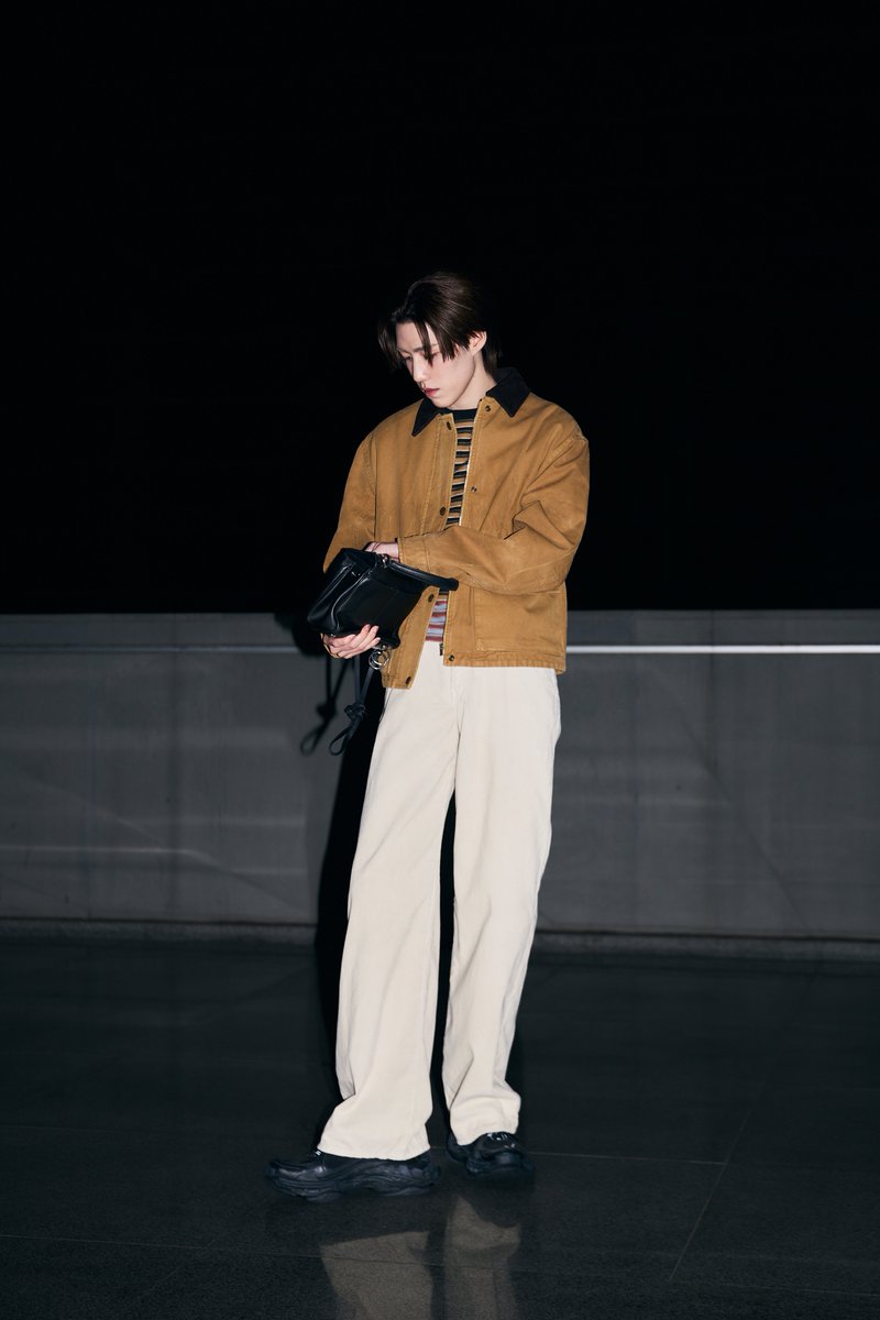 พีพี กฤษฏ์ อำนวยเดชกร แบรนด์แอมบาสเดอร์คนสำคัญของ Balenciaga ในโททัลลุคที่แมตช์กับสนีกเกอร์รุ่นล่าสุดของแบรนด์อย่าง Triple S.2 และกระเป๋ารุ่น Rodeo ระหว่างการปรากฏตัวครั้งล่าสุดของเขา

พีพีสวมสนีกเกอร์รุ่น Triple S.2 สีดำ/เทาเข้ม และถือกระเป๋าหนังลูกวัว สีดำรุ่น Rodeo Handbag