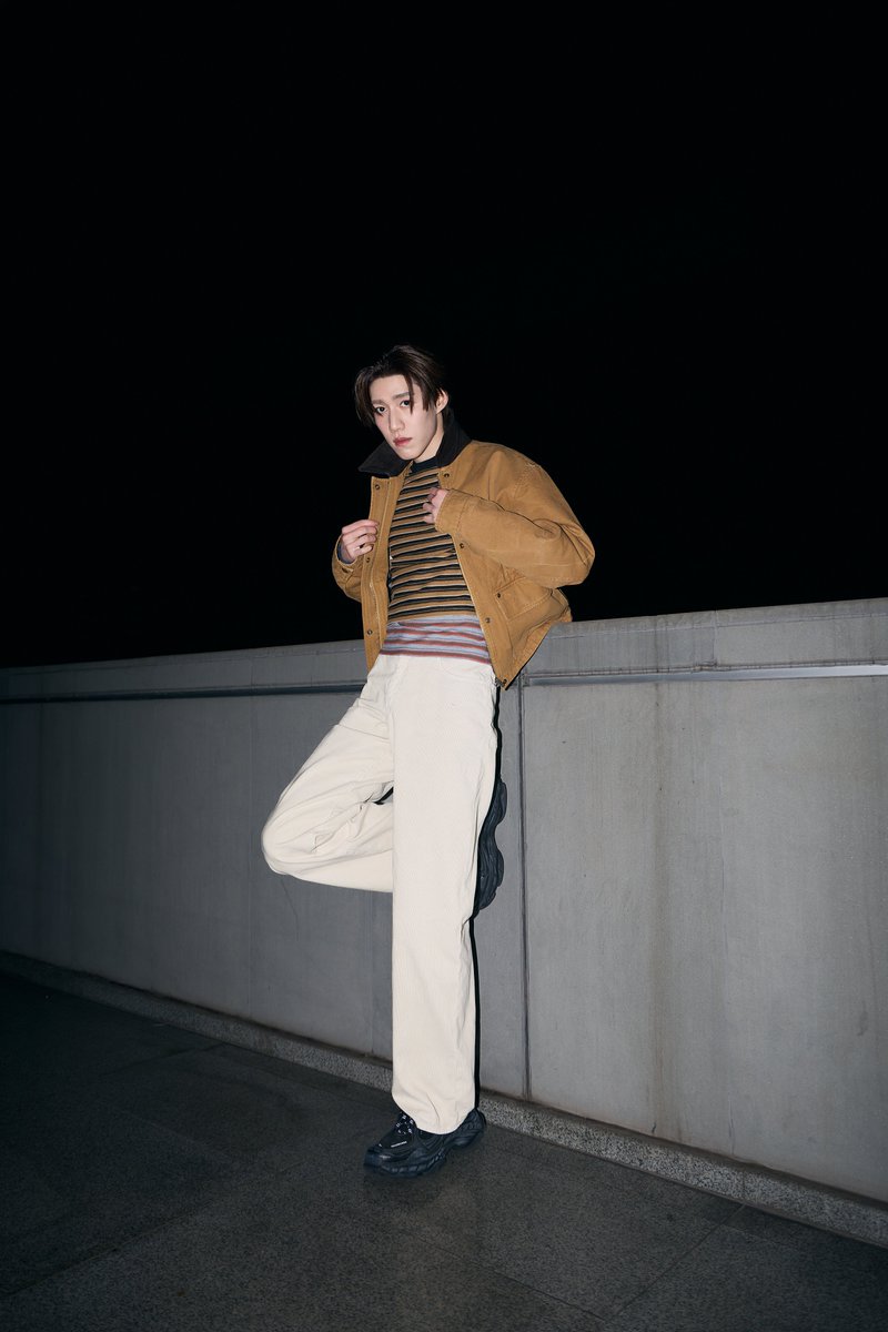 พีพี กฤษฏ์ อำนวยเดชกร แบรนด์แอมบาสเดอร์คนสำคัญของ Balenciaga ในโททัลลุคที่แมตช์กับสนีกเกอร์รุ่นล่าสุดของแบรนด์อย่าง Triple S.2 และกระเป๋ารุ่น Rodeo ระหว่างการปรากฏตัวครั้งล่าสุดของเขา

พีพีสวมสนีกเกอร์รุ่น Triple S.2 สีดำ/เทาเข้ม และถือกระเป๋าหนังลูกวัว สีดำรุ่น Rodeo Handbag