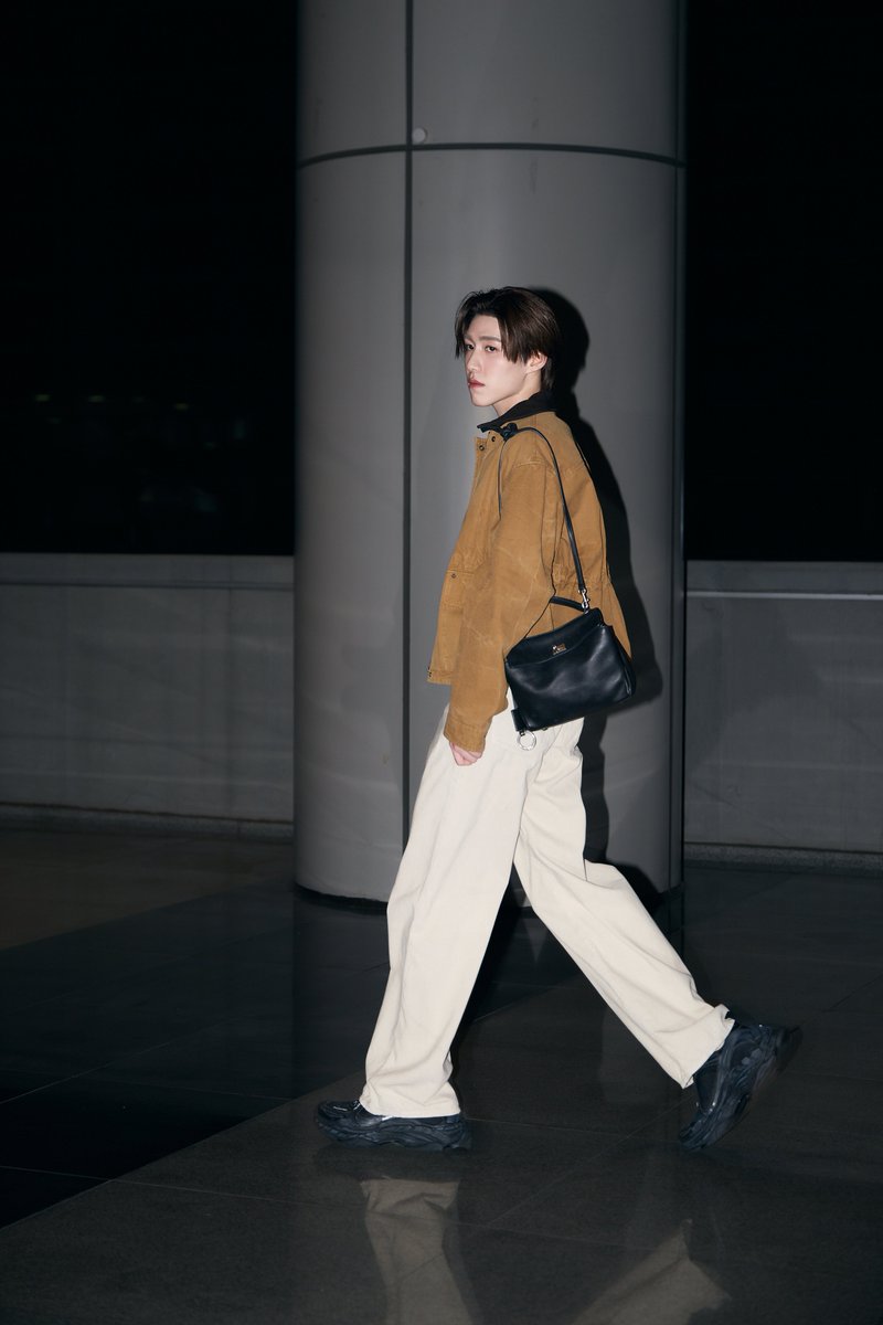 พีพี กฤษฏ์ อำนวยเดชกร แบรนด์แอมบาสเดอร์คนสำคัญของ Balenciaga ในโททัลลุคที่แมตช์กับสนีกเกอร์รุ่นล่าสุดของแบรนด์อย่าง Triple S.2 และกระเป๋ารุ่น Rodeo ระหว่างการปรากฏตัวครั้งล่าสุดของเขา

พีพีสวมสนีกเกอร์รุ่น Triple S.2 สีดำ/เทาเข้ม และถือกระเป๋าหนังลูกวัว สีดำรุ่น Rodeo Handbag