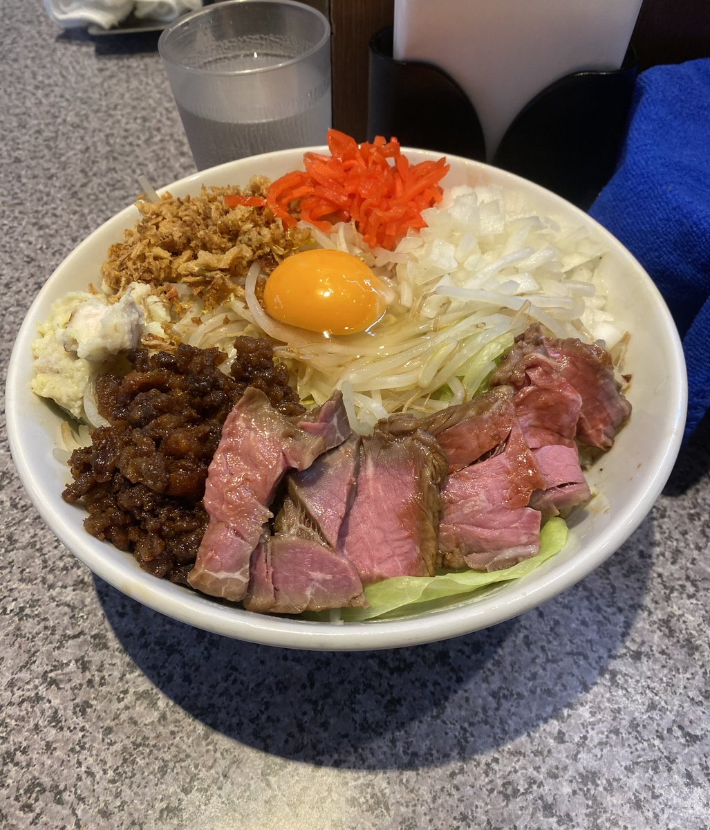 宮郎 蒲田
ローストビーフまぜそば

ローストビーフとか牛そぼろとか豪華な具材でお得感凄い‼️
見た目も良くて目で楽しめますね✨
店員さんもこの限定に負けないくらい魅力的でした😈
ご馳走様です
とても美味しかったです🍜