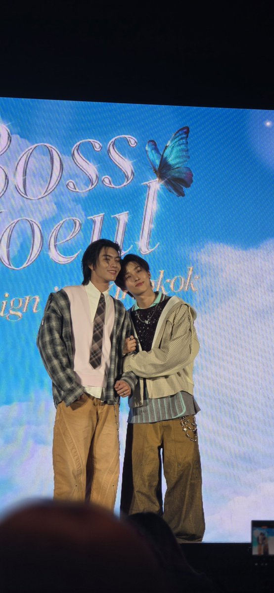 ไม่ว่าจะกี่ปีรักเธอไม่มีหมด
มากมายไม่มีหมด

BOSSNOEUL 4EVER
#BN4thAnniversary