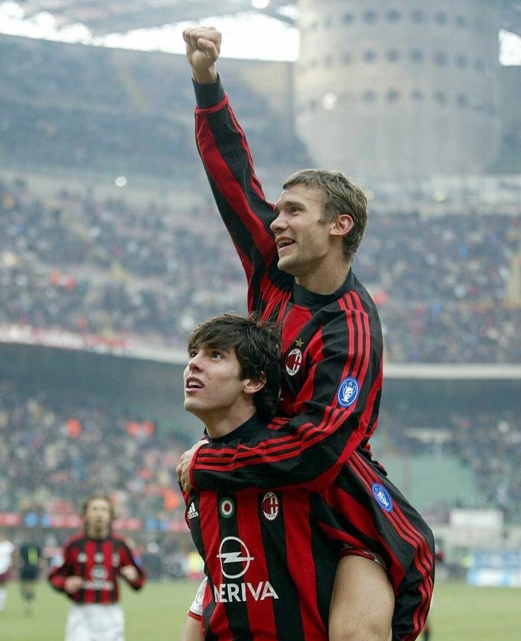 MilanUpdate's tweet photo. Andriy Shevchenko: AC Milan adalah Hidup, Ukraina adalah Hati

Legenda hidup sepak bola Ukraina dan ikon AC Milan, Andriy Shevchenko, kembali menegaskan ikatan emosionalnya yang tak terputus dengan klub yang membesarkan namanya. Dalam sebuah wawancara mendalam dengan Prime Video, Rabu (11/2/2026), Shevchenko merefleksikan dua sisi hidupnya: kejayaan masa lalu di San Siro dan dedikasi kemanusiaan untuk tanah kelahirannya yang tengah dilanda duka.

Bagi peraih Ballon d'Or 2004 ini, AC Milan bukan sekadar institusi olahraga, melainkan sebuah identitas. "Milan adalah hidup saya, dan para penggemar selalu memiliki tempat spesial di hati saya," ujar penyerang yang dikenal dengan julukan Si Naga Ukraina tersebut. Pernyataan ini muncul sebagai pengingat akan masa emas Milan di awal milenium, di mana Shevchenko menjadi ujung tombak yang ditakuti di Eropa.

Namun, di balik narasi kesuksesan di lapangan hijau, pikiran Shevchenko tidak pernah lepas dari situasi geopolitik di Ukraina. Sejak konflik pecah di negaranya, ia telah mentransformasi dirinya dari seorang pahlawan olahraga menjadi duta kemanusiaan yang vokal.

Misi Kemanusiaan

Dalam wawancara tersebut, Shevchenko mengungkapkan betapa beratnya beban emosional yang ia pikul saat melihat tanah airnya menderita. Ia aktif bergerak melalui platform United24 untuk menggalang bantuan bagi rakyat Ukraina. Baginya, popularitas yang ia dapatkan dari dunia sepak bola kini menjadi alat untuk menyuarakan aspirasi perdamaian.

"Ukraina adalah hati saya. Setiap kali saya berbicara tentang negara saya, saya berbicara tentang keberanian orang-orang yang berjuang untuk masa depan mereka," tambahnya. Refleksi ini menunjukkan sisi humanis seorang atlet yang menyadari bahwa ada hal-hal yang jauh lebih besar daripada sekadar hasil pertandingan di papan skor.

Harapan untuk Milan

Selain membahas isu kemanusiaan, Shevchenko tetap memberikan perhatian khusus pada perkembangan skuad I Rossoneri di kompetisi domestik maupun Liga Champions. Ia menilai Milan tetap merupakan klub dengan DNA juara yang kuat, yang menuntut integritas dan pengabdian penuh dari setiap pemainnya.

Menurut Shevchenko, semangat juang yang ia tunjukkan saat masih aktif bermain, termasuk gol penalti penentu di final Liga Champions 2003, adalah warisan yang harus diteruskan oleh generasi pemain Milan saat ini. Ia berharap identitas Milan sebagai penguasa Eropa bisa segera kembali tegak.

Di mata publik, Shevchenko bukan hanya simbol kesuksesan teknis sepak bola, melainkan manifestasi dari ketangguhan mental seorang pejuang di dalam dan luar lapangan.