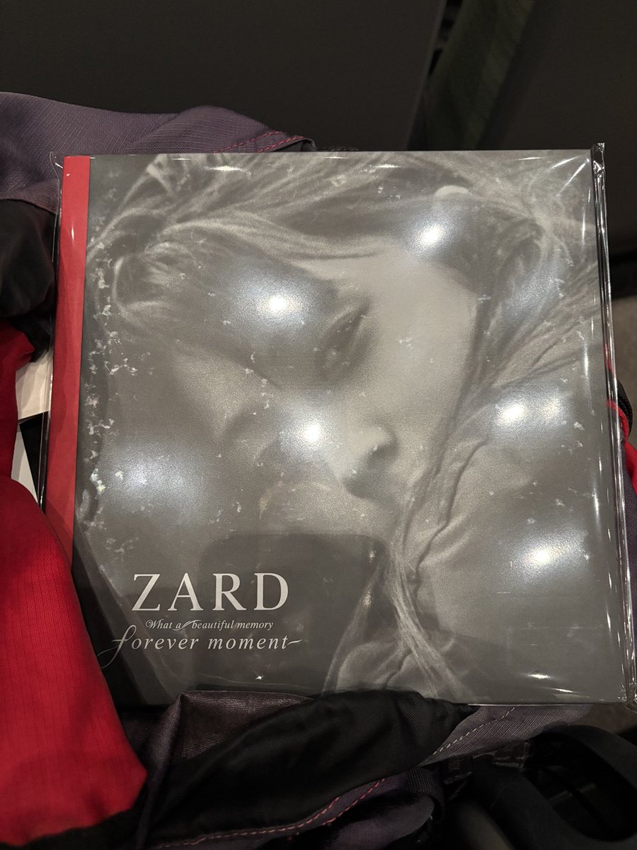 katsufactory's tweet photo. 実はZARDのライブ参加は初めてだったんです。
これまでチケット抽選はずれてばかりでしてね。
演出とかマイク配置とかいろいろ拝見しましたけど、素晴らしいですね。
ヴォーカルなんかまさに坂井さんがそこで歌っている感じだし、ラストの大賀さんのシーンなんて男泣きですわ。 https://t.co/HEoW3m9CKC