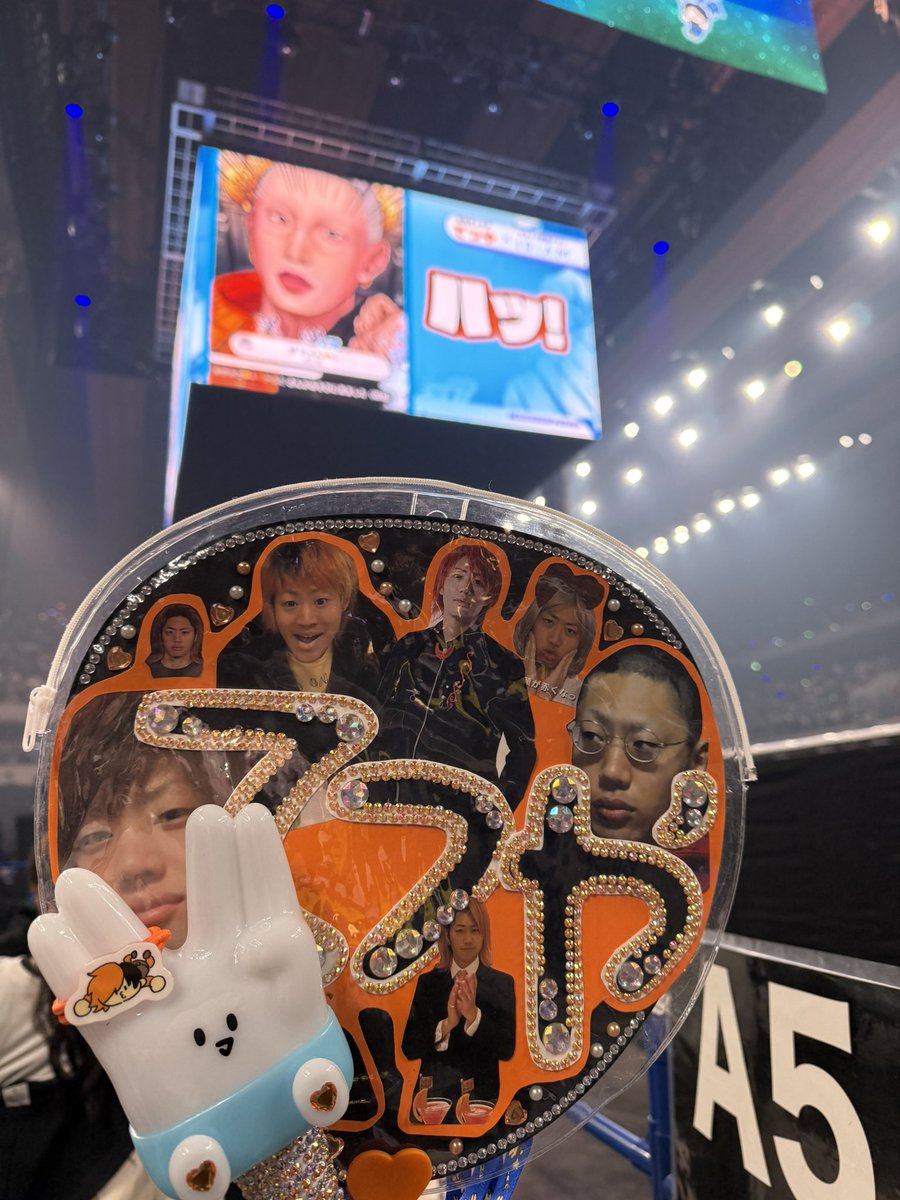 TO__halca's tweet photo. やばい花道側😭友達いないけど楽しむ🧡🧡🧡 https://t.co/MyKVqSWBtG