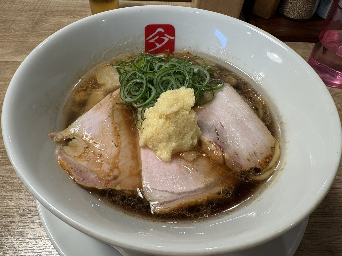 今週も限定を求めてKITCHEN TAKANOさん😀
ジンジャーブラックを😄今日から中太縮れ麺に😁これはめちゃ好みで美味しい🥰
生姜がたっぷりでたまらん😆
チャーシューも旨し👍
もう🥢がノンストップ状態🤣
いつも有難う御座います🙇🏻‍♀️🙏
お腹も気持ちもいっぱいになりました☺️あ〜幸せ💕ご馳走様でした😋