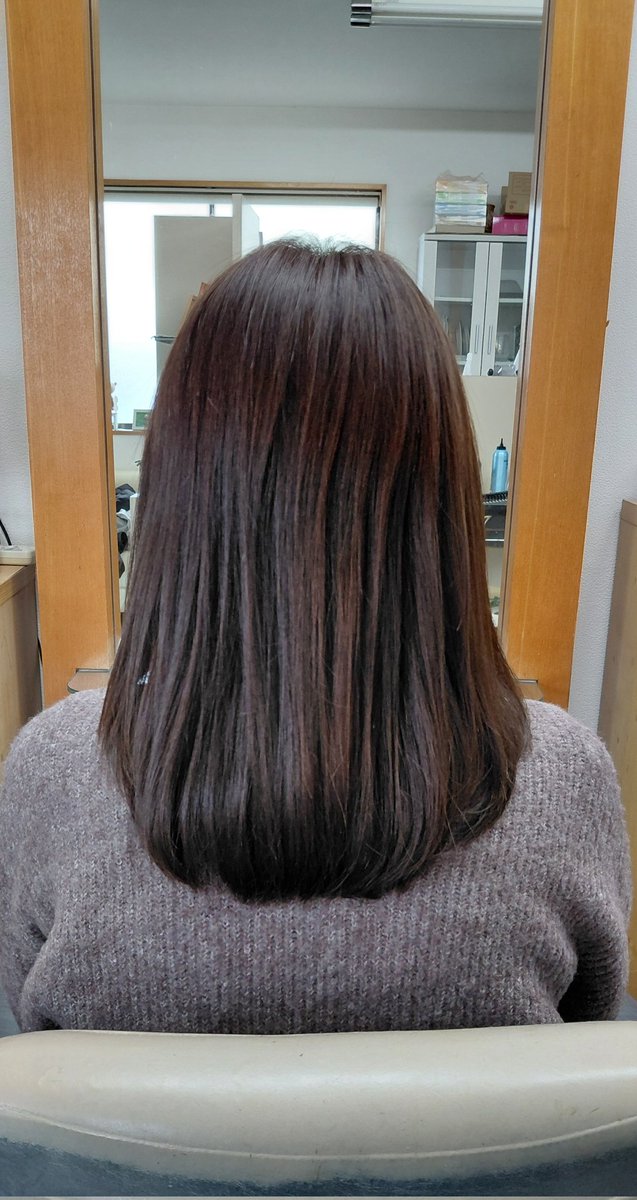 jsbbluems's tweet image. 従姉の美容室へ💇
傷んでいた髪がスッキリ😌✨
そしてカラーリング中にいつも出してくれる従姉手作りスイーツ🍰
今日は午前中だったので「おやつに食べな～！」ってパックに入れてくれました😊
バレンタインが近いのでチョコシフォンケーキ💝🍫
いつもありがとう🩷