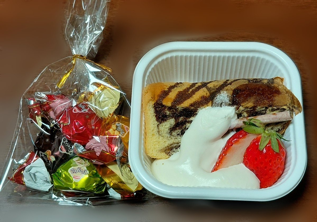 jsbbluems's tweet image. 従姉の美容室へ💇
傷んでいた髪がスッキリ😌✨
そしてカラーリング中にいつも出してくれる従姉手作りスイーツ🍰
今日は午前中だったので「おやつに食べな～！」ってパックに入れてくれました😊
バレンタインが近いのでチョコシフォンケーキ💝🍫
いつもありがとう🩷