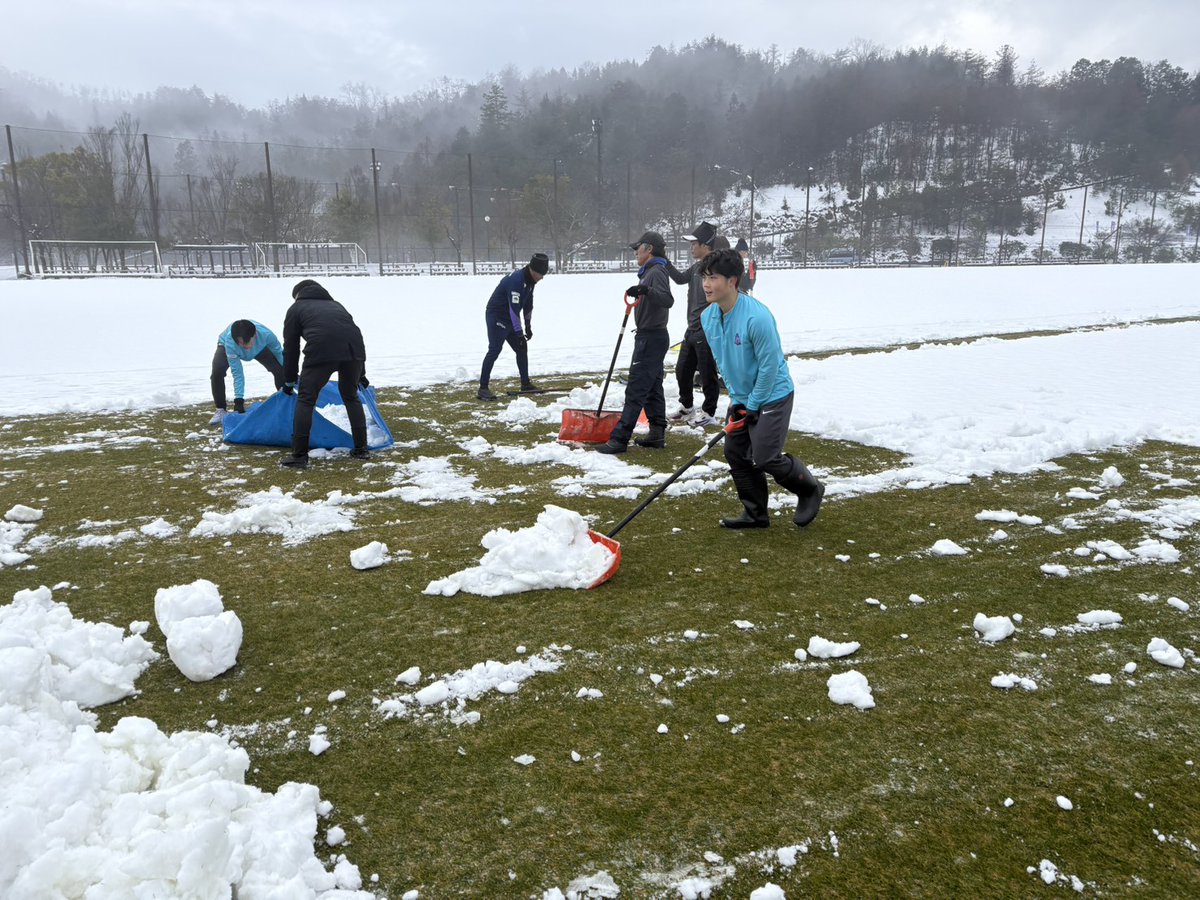 sanfrecce_SFC's tweet image. 𝐎𝐍𝐄 𝐓𝐄𝐀𝐌💜

2/14（土）岡山戦に向けて、サンフレッチェ広島ユースの選手たちがトップチームのトレーニング場の雪かきをしてくれました⛄️
ありがとうございます💜
サポートをしてくれる全て方の想いを背負い、岡山戦に臨みます💪

#sanfrecce #サンフレッチェ広島ユース
