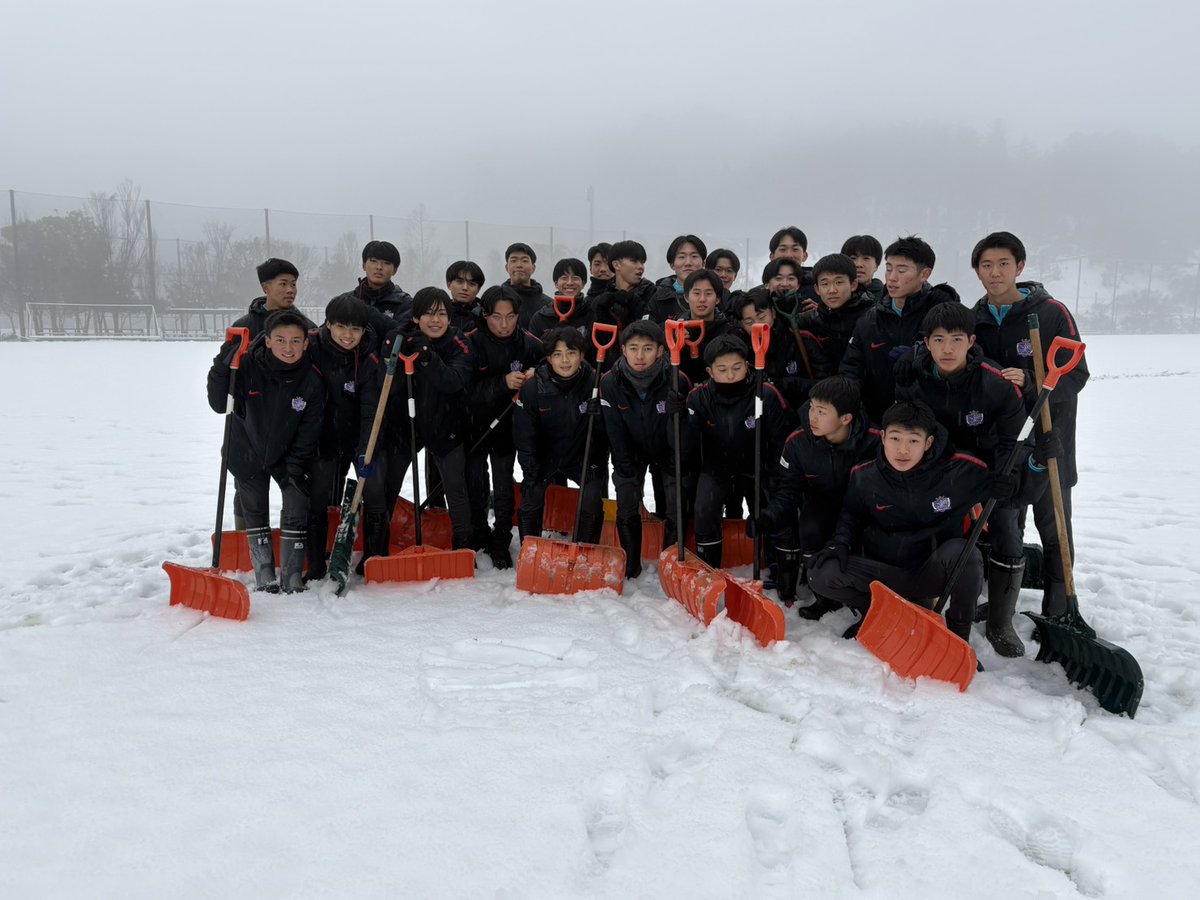 sanfrecce_SFC's tweet image. 𝐎𝐍𝐄 𝐓𝐄𝐀𝐌💜

2/14（土）岡山戦に向けて、サンフレッチェ広島ユースの選手たちがトップチームのトレーニング場の雪かきをしてくれました⛄️
ありがとうございます💜
サポートをしてくれる全て方の想いを背負い、岡山戦に臨みます💪

#sanfrecce #サンフレッチェ広島ユース