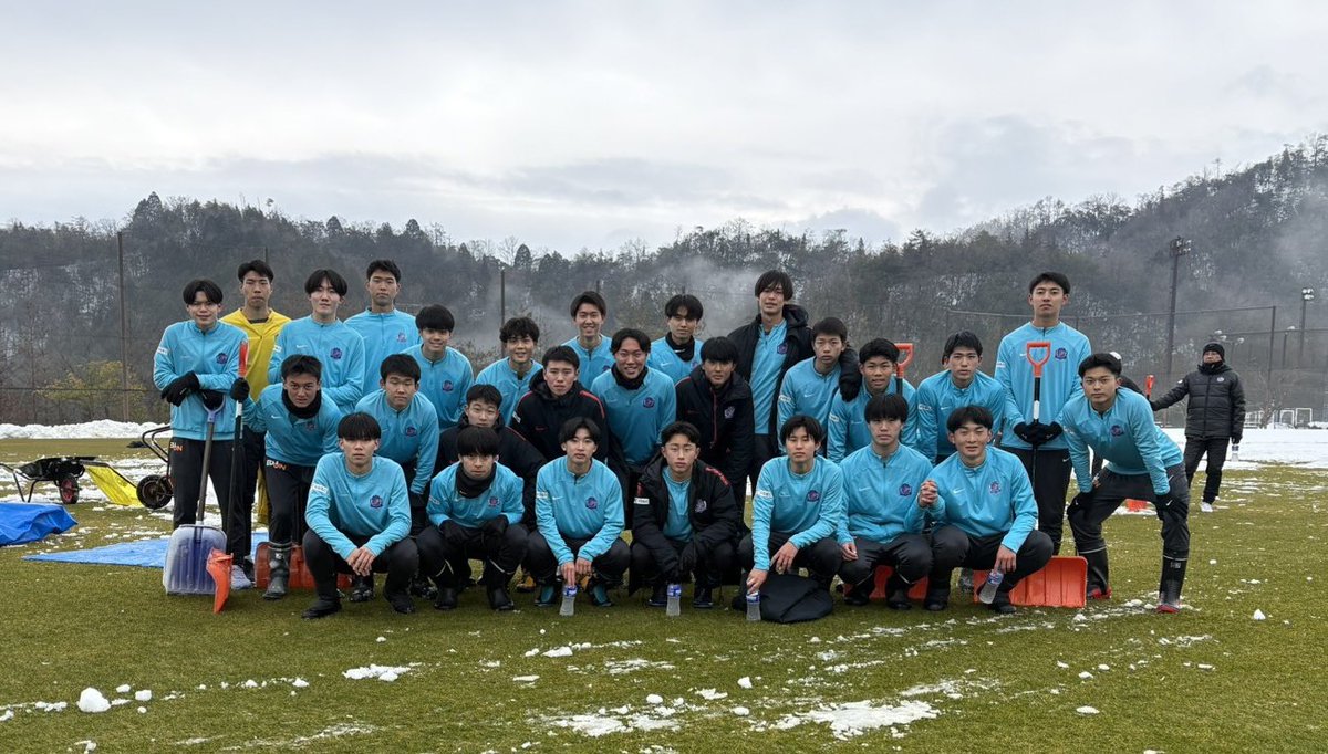 sanfrecce_SFC's tweet image. 𝐎𝐍𝐄 𝐓𝐄𝐀𝐌💜

2/14（土）岡山戦に向けて、サンフレッチェ広島ユースの選手たちがトップチームのトレーニング場の雪かきをしてくれました⛄️
ありがとうございます💜
サポートをしてくれる全て方の想いを背負い、岡山戦に臨みます💪

#sanfrecce #サンフレッチェ広島ユース