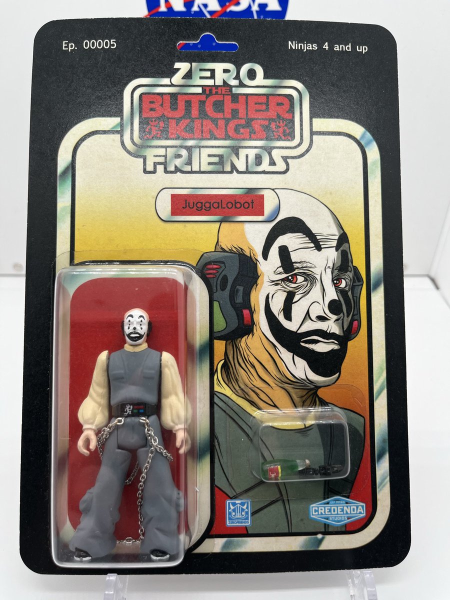 D57953690's tweet photo. What’s the one toy or action figure you’ll never part with? I’ll go first…the ultra rare JuggaLobot from @alexpardee. No idea if the others are real but check out the back for more #ZeroFriends #TheButcherKings #Brightmares https://t.co/oww8SMPpiV