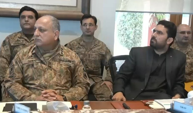کوئی سنے تب نہ۔مجھ سے رہا نہیں جاتا اور بتا دیتی ہوں، الو کے پٹھوں سے گالیاں کھانے کے لیے۔