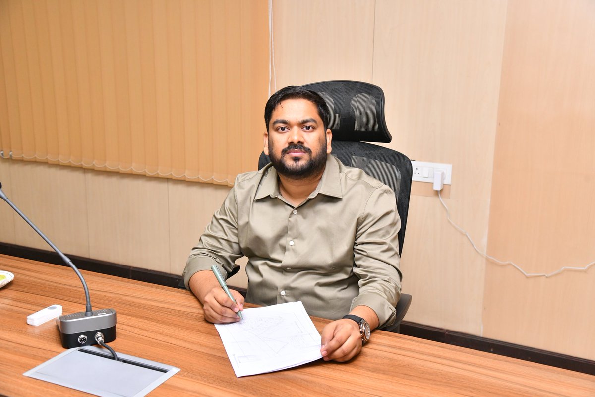 MCMalkajgiri's tweet photo. Sri. Hemanta Keshav Patil, IAS (ZC, LB Nagar zone) garu assumed charge as Additional Commissioner (Revenue&amp;IT), Malkajgiri Municipal Corporation. 

#AssumedCharge #AdditionalCommissioner
#MMC #MMCTeam
@TelanganaCMO @jayesh_ranjan https://t.co/oxXSGppiRx