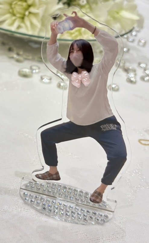 【悲報】
仕事の都合で友人の結婚式に参加できなかったワイ、勝手にアクスタの姿で参列させられる