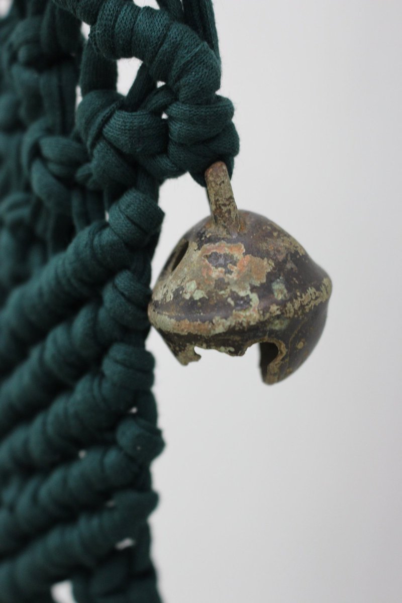 【展覧会／Exhibition】
Tシャツ工場から出た布の切れ端をマクラメ編みしたものを、サーバラックに接続しています。
会期は2月22日(日)までとなります。
是非お運びください。

レイチェル・アダムス「Interference」
2026年1月31日(土)－2月22日(日)
12:00-19:00 (日 -17:00)
月・火 休
Yoshimi Arts