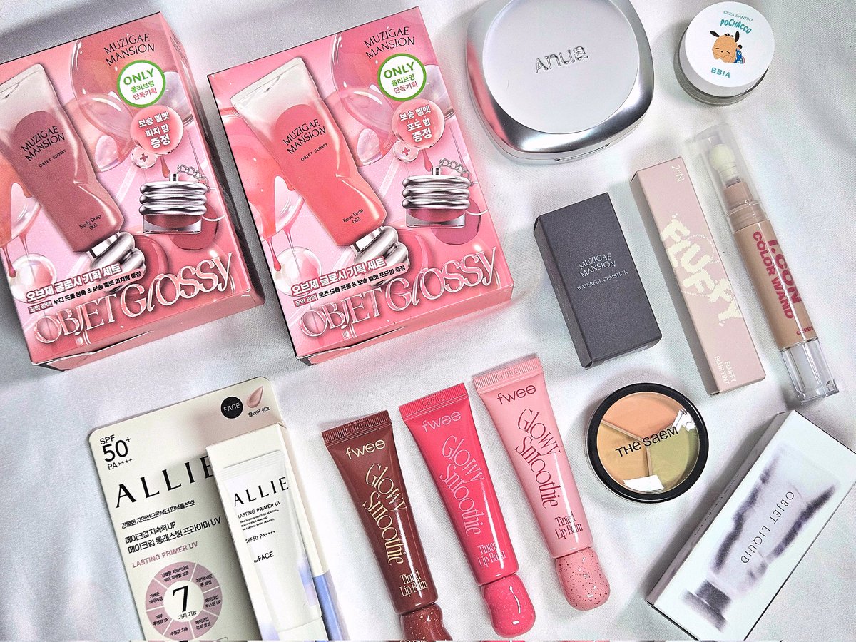 #RT이벤트 *팔로워 한정

최근 색조가 많아져서 웜톤 위주로 가볍게 색조박스 꾸려봤어요•••😚
팩이나 샘플도 오마카세로 담아 보내드릴게요🤎