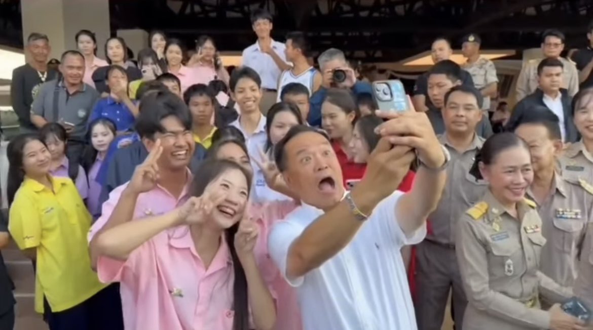 ใครต้องการให้นับคะแนน ก็ให้เป็นหน้าที่กกต.ไป ขอให้เวลาเดินทางขอบคุณทุกๆคะแนนเสียง จังซี้ต้องเซลฟี่