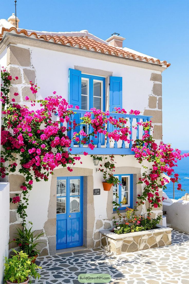 Mesele sevmek değil Azizim
Kime sorsan herkes seviyor zaten,

Mühim olan güzel sevebilmek.
Kırmadan, dökmeden, yormadan, acıtmadan...

#Günaydın #Çarşamba