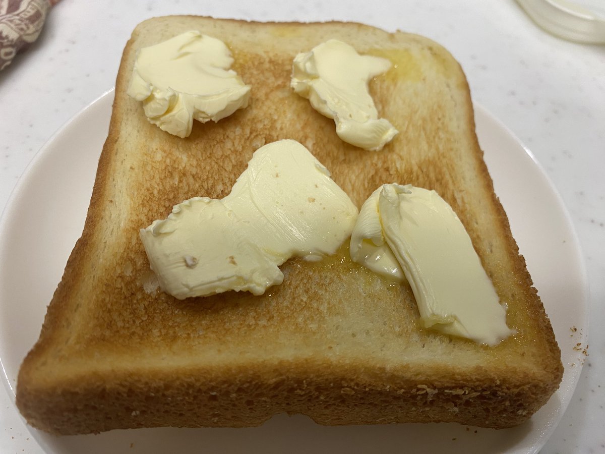 fuyuki1881's tweet photo. 【もはやマーガリンのトッピング😆😆😆】

このぐらい塗らないと、、、
いや、乗せないと🤣🤣🤣、、、
気が済まない僕は、、、

ハイ❗️変態です‼️ https://t.co/5J2TRzBS4N