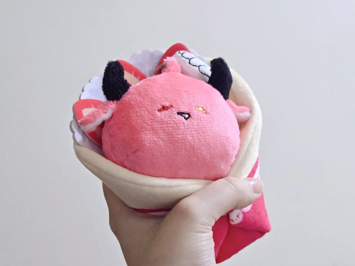 再度收到了朋友的手作禮物
這次甚至做成了吊飾🥺
頭頂跟嘴角有做磁吸✨
可以手動摸頭或吃甜甜圈
照片完全是草莓大福可麗餅（？
-
 #ItsukiPaint