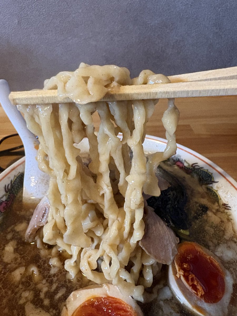 SuZuKaSuTeRaSnp's tweet photo. 《2026.16発麺》
【RAMEN TOKI】🍜
TOKICHAN RAMEN醤油TP真っ赤卵の味玉＋無水キーマカレー😋
細麺に変更忘れ…スープに絡む中太縮れ麺
背脂なので完飲はなし
味噌が売りだが醤油もしっかり旨かった
キーマカレーは上品な味でこちらも旨
満足満腹‼︎
#RAMENTOKI
#ラーメントキ
#ラーメン
#醤油
#味噌 https://t.co/mW7WyHCcYR