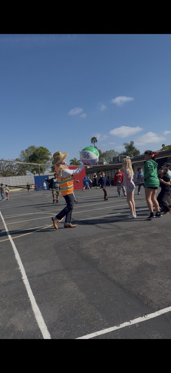 MrLewisSD's tweet photo. Leadership doesn’t always live behind a desk.
You’ll find it at recess and lunch with kids!  Always learning, growing, and looking for ways to serve at a broader level.
#sdusd @sdschools 
#EducationalLeadership
#BuildingRelationships
#PresenceMatters
#ActiveLeadership https://t.co/eb9H4ofdU0