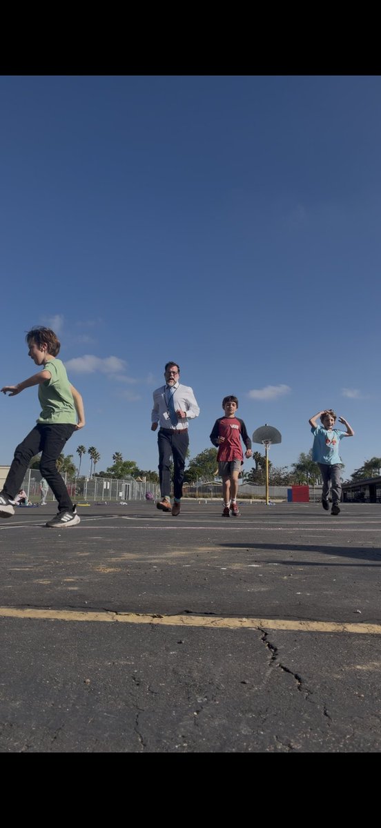 MrLewisSD's tweet photo. Leadership doesn’t always live behind a desk.
You’ll find it at recess and lunch with kids!  Always learning, growing, and looking for ways to serve at a broader level.
#sdusd @sdschools 
#EducationalLeadership
#BuildingRelationships
#PresenceMatters
#ActiveLeadership https://t.co/eb9H4ofdU0
