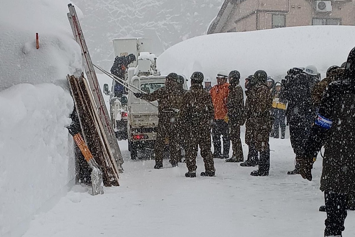 自衛隊（陸自 #東部方面隊）は、２月９日に新潟県知事からの要請を受け、魚沼市内の独居高齢者世帯を対象とした除雪作業を実施しておりましたが、新潟県知事からの撤収要請を受け、２月１１日をもって、その任務を終えることとなりました。派遣間、４軒の除雪支援を実施しました。#災害派遣