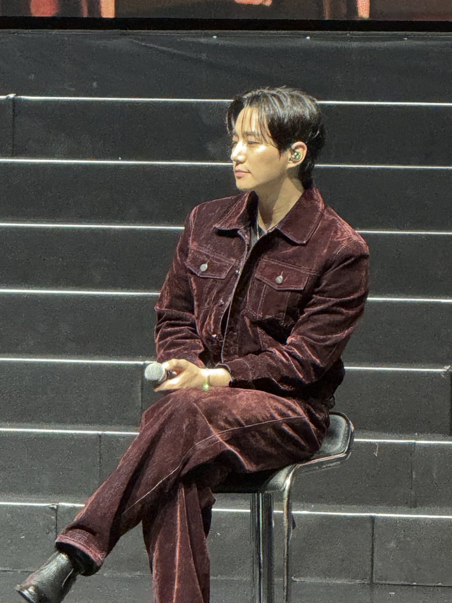 Lurriaaa's tweet photo. Now that fan meetings are over, drought period begins. Going through major withdrawal 😭 https://t.co/vMQUyxFETr