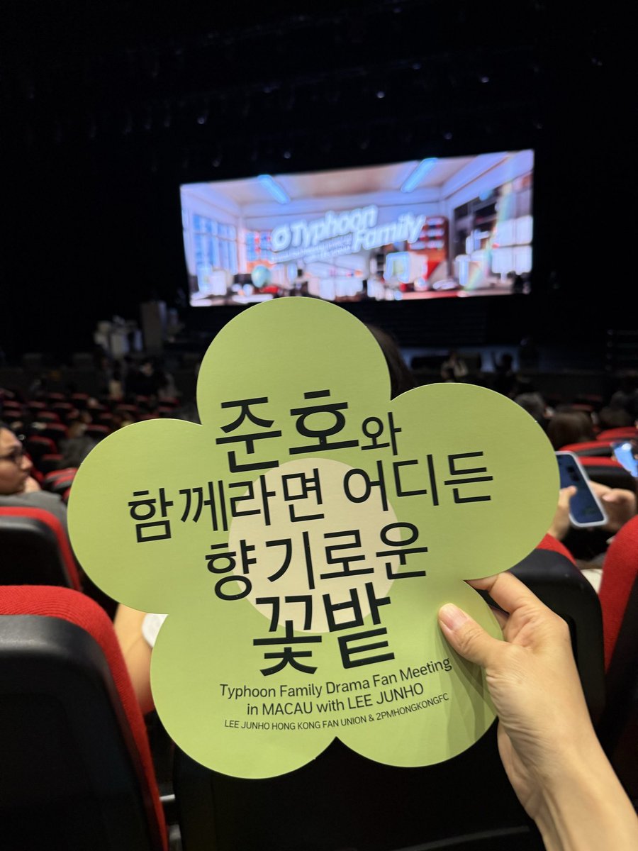 Lurriaaa's tweet photo. Now that fan meetings are over, drought period begins. Going through major withdrawal 😭 https://t.co/vMQUyxFETr
