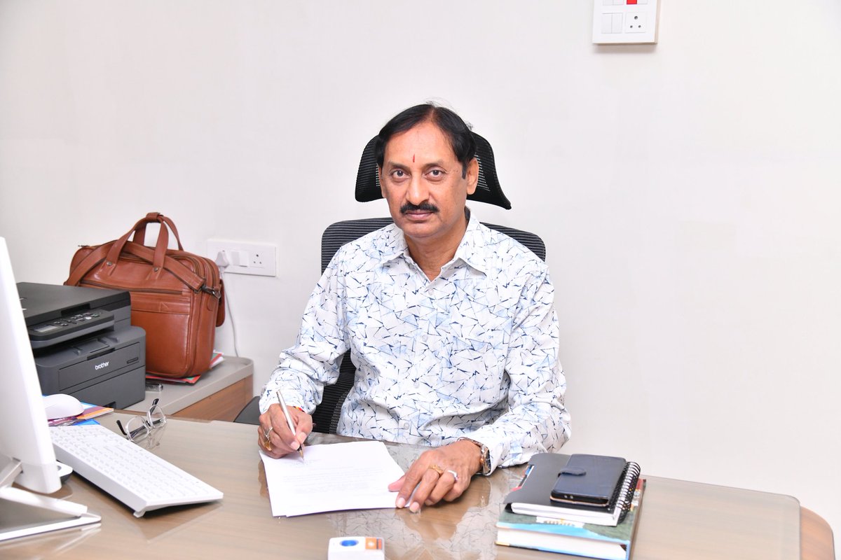 MCMalkajgiri's tweet photo. The following officers are assumed charge in Malkajgiri Municipal Corporation.

Sri. CN Raghu Prasad garu as Additional Commissioner (Sanitation)

Sri. K Venu Gopal garu as Additional Commissioner (Administration)

#AssumedCharge #MMC #Malkajgiri 
#TeamMMC
@TelanganaCMO
1/2 https://t.co/T1LT7MaOxk