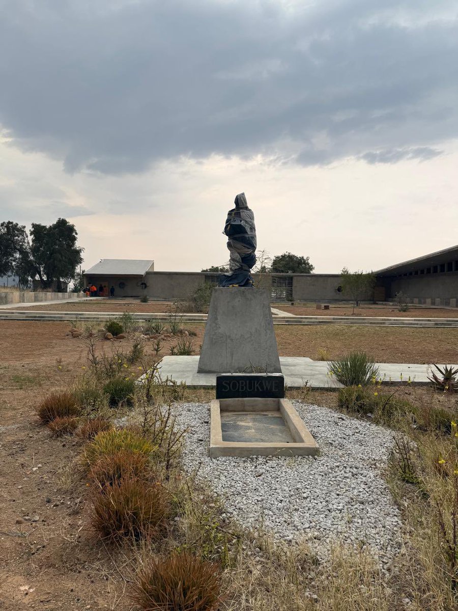 <a href="/EFFSouthAfrica/">Economic Freedom Fighters</a> This is Sobukwe’s grave in Graaff-Reinet. You celebrate changing the town’s name, yet you can’t even honour his memory and maintain his grave properly. Tsk-tsk…