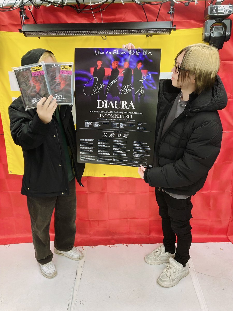 【東京本店】
本日、DIAURAのyo-kaさんと佳衣さんがご来店！サイン入りの最新ポスターを頂きました！

本日はDVD『愚民の日2025』 の発売日です!! 
2月28日に当店で開催のインストアイベント参加券も本日から発券しております！

また今作DVDにお2人の直筆サインを入れて頂きました！