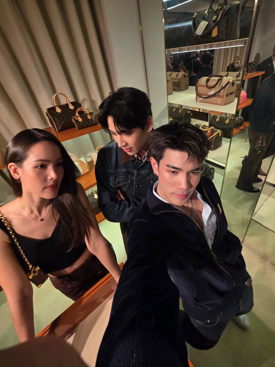 โฟร์ท: พี่ญ่า ผมขอสไตล์เจน Z หน่อยครับ (ขอเซลฟี่แบบเจน Z หน่อย)
พี่ญ่า: ก็แบบว่า “ยังไงอะ” โฟร์ทก็บอกว่า “ไม่ต้องมองกล้อง”
พี่แบม: แล้วพี่ญ่าก็แบบ “อ๋อออ เจน Z แบบนี้เองหรอ ฮ่าๆๆ” 🤣
©️fourth.ig

#BamBamxLVMonogram130
#LVMonogram130 #LouisVuitton
#BamBam <a href="/BamBam1A/">BamBam</a>