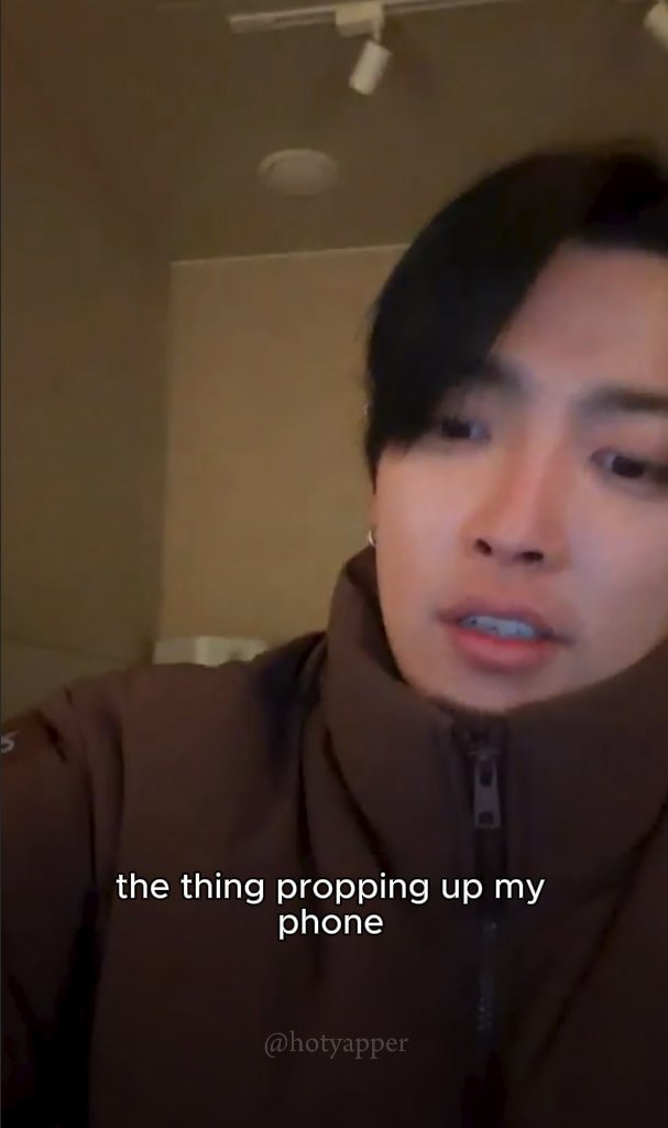 hotyapper's tweet photo. Crying at Hongjoong trying to find things to show ATINY so he decides to bring up the fact that he's using a (approx.) $280USD portable songwriting Solo Studio as his PHONE STAND.......