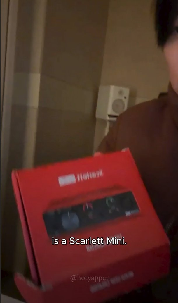hotyapper's tweet photo. Crying at Hongjoong trying to find things to show ATINY so he decides to bring up the fact that he's using a (approx.) $280USD portable songwriting Solo Studio as his PHONE STAND.......