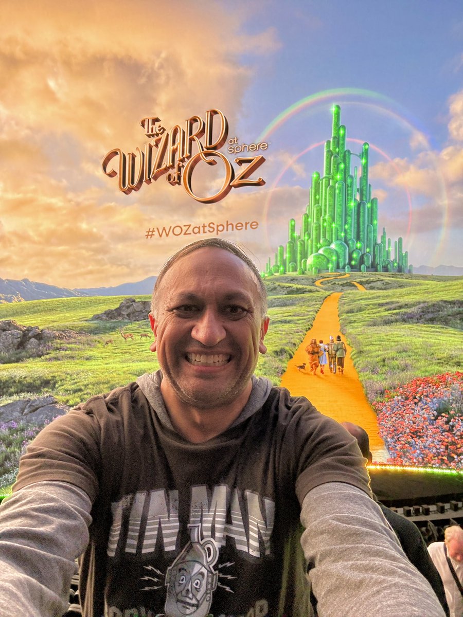 Snehalstocks's tweet photo. #WOZatSphere #TheresNoPlaceLikeHome
#WizardofOZ  #SurrenderDorothy https://t.co/XzfyNIG4iW