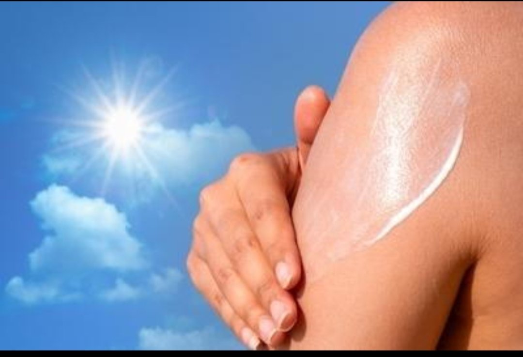 askvipendra's tweet photo. क्या आपको पता है कि weather app में दिखने वाला UV Index सिर्फ नंबर नहीं बल्कि आपकी skin safety का संकेत होता है?

ज़्यादातर लोग temperature और rain forecast देखते हैं जबकि UV Index यह बताता है कि सूरज की ultraviolet rays कितनी तेज़ हैं और skin को कितना नुकसान पहुंच सकता है

UV Index को नंबर से समझिए
0-2 मतलब risk बहुत कम, normal outdoor activity safe
3-5 मतलब moderate risk, धूप में sunglasses और cap मदद करते हैं
6-7 मतलब high risk, sunscreen और shade जरूरी हो जाता है
8-10 मतलब very high risk सीधे सूरज में ज्यादा देर रहना skin को नुकसान दे सकता है
11+ मतलब extreme risk, कुछ मिनटों में sunburn हो सकता है

सबसे hidden और काम का option
Weather app में UV Index देखकर आप सही समय पर बाहर निकलने और sunscreen लगाने का फैसला आसानी से कर सकते हैं

सीधी बात UV Index मौसम नहीं बल्कि आपकी skin protection का daily संकेत होता है

कमेंट में बताइए क्या आप बाहर निकलने से पहले UV Index check करते हैं?

Disclaimer
UV Index location, मौसम और समय के अनुसार बदल सकता है इसलिए लंबे समय तक धूप में रहने से पहले सुरक्षा उपाय जरूर अपनाएं